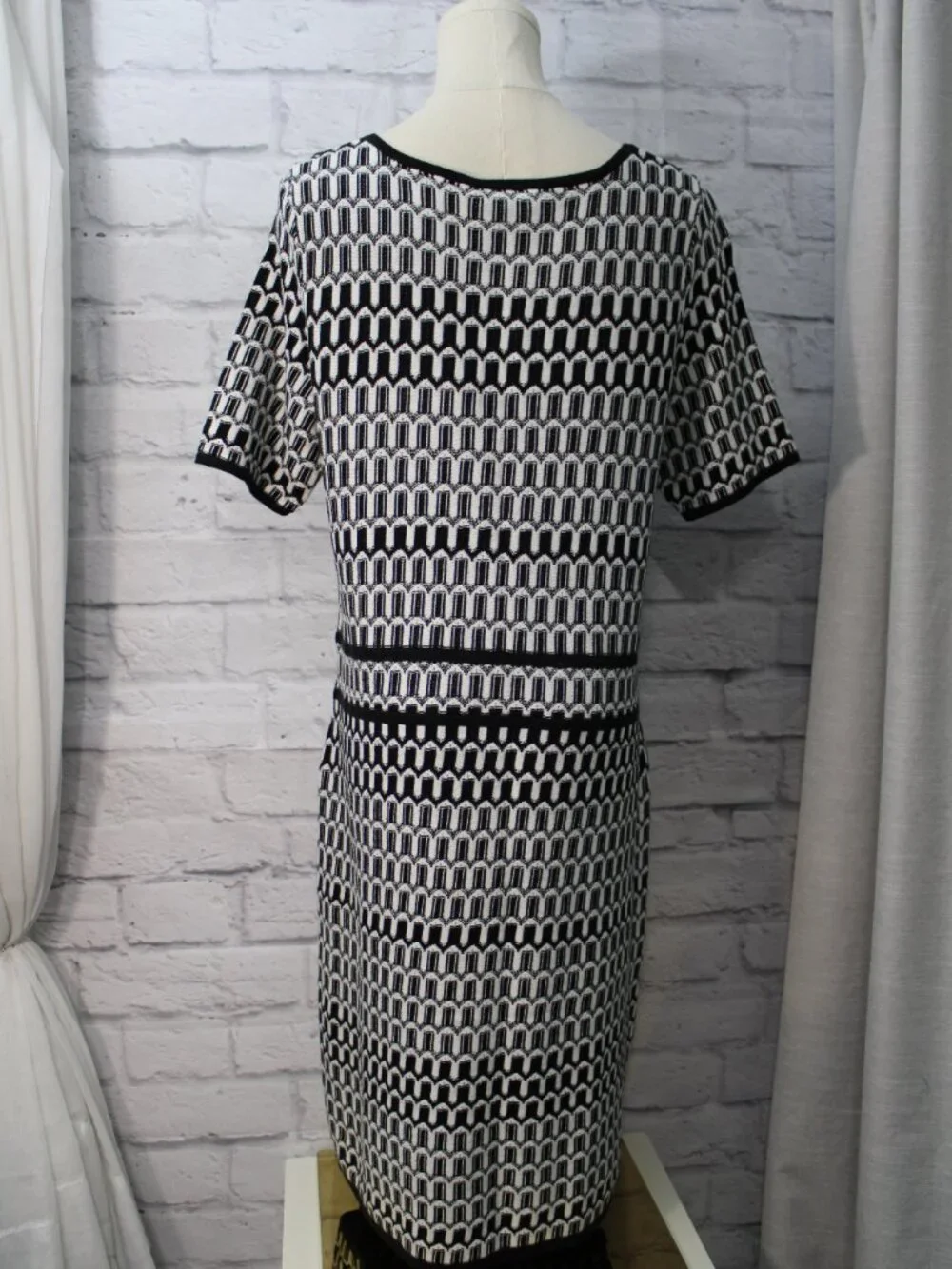 Ann Taylor Petites Large Black White Geometric Knit Shift Dress